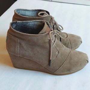 Tom's Suede Wedge Ankle Boots Tan Size 8.5